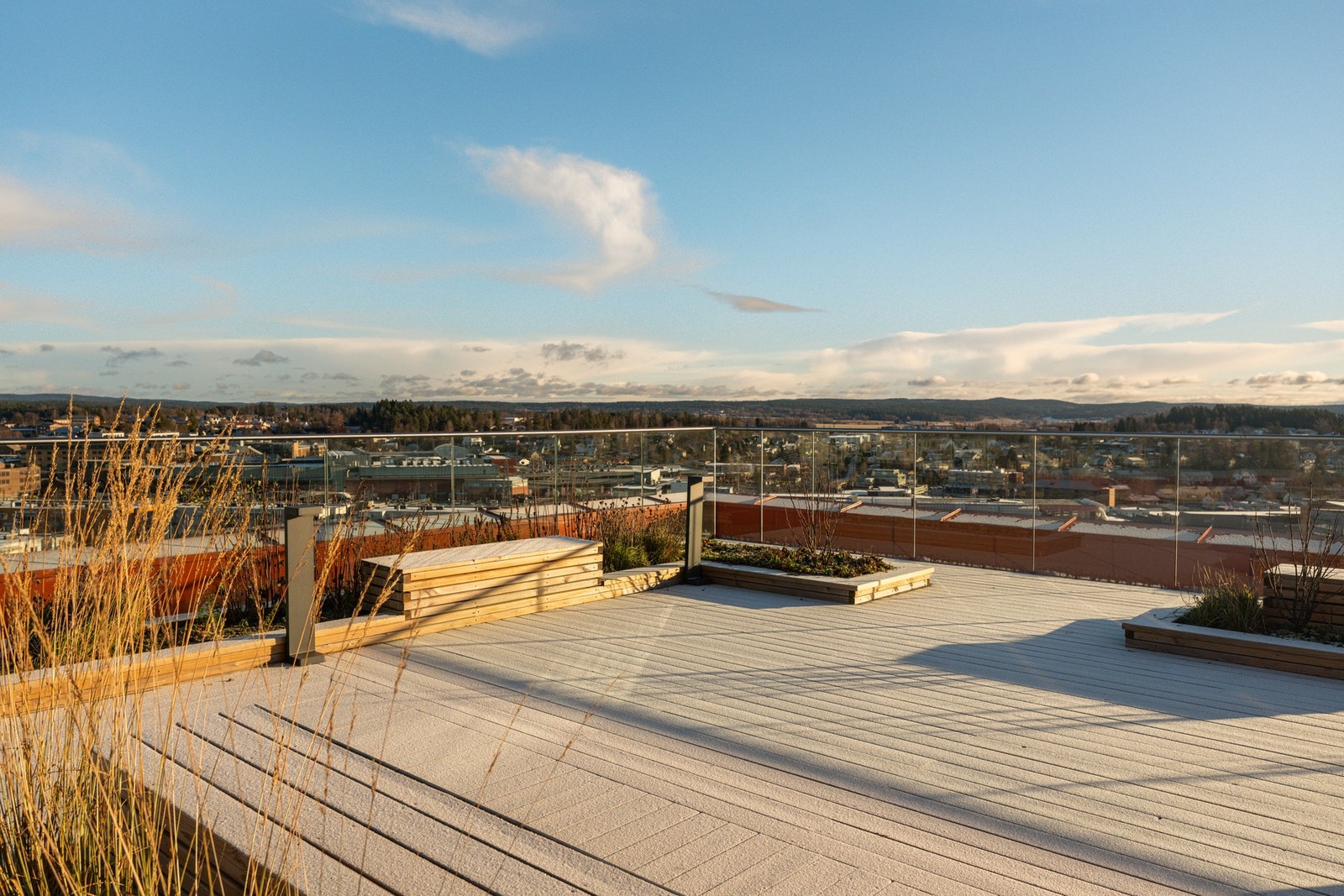 En herlig takterrasse som gir et ekstra oppholdsrom ute Galleribilde