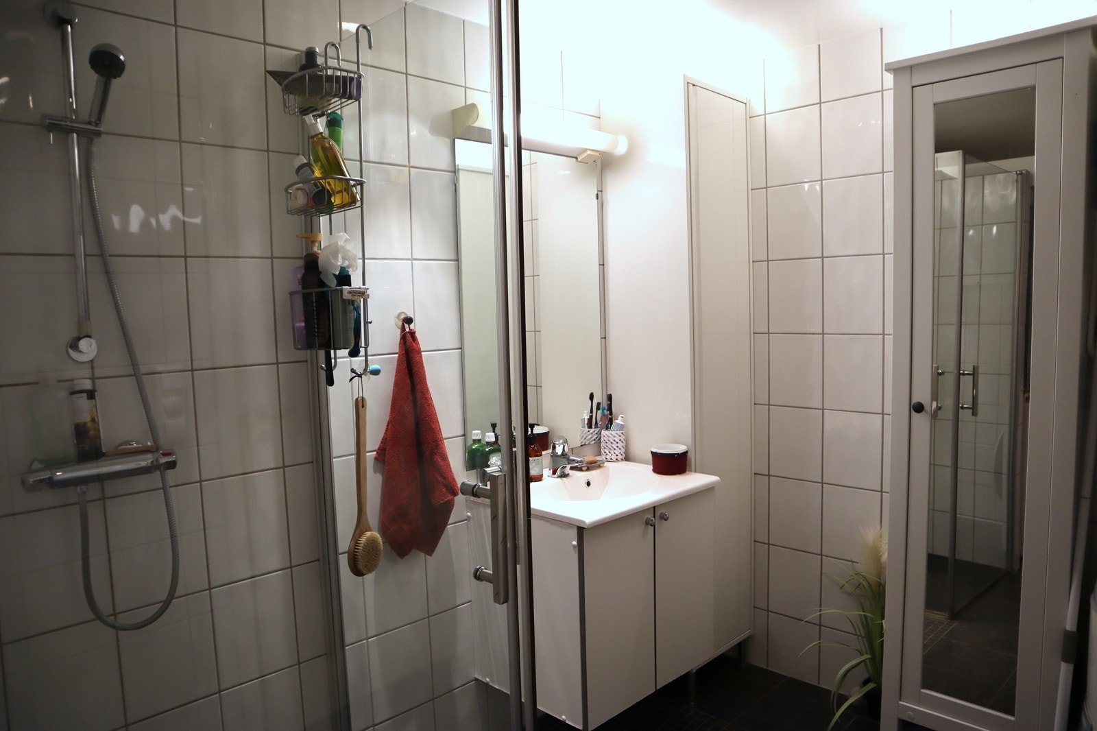 Boligens baderom er helfliset på vegger og gulv. Galleribilde