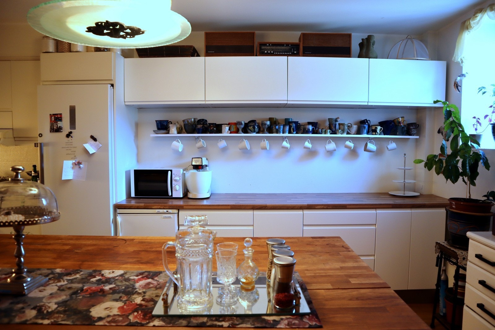 Stort kjøkken med lyse overflater og god skapplass. Galleribilde