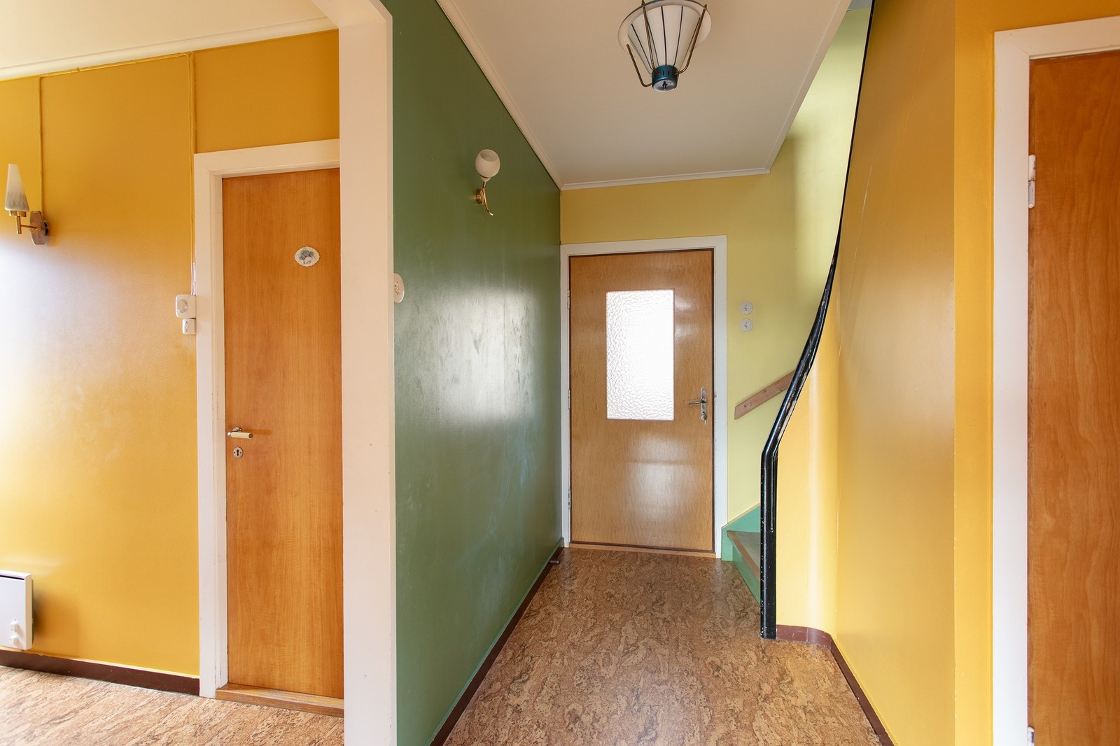 Inngang og trapp opp til soveromsetasjen Galleribilde