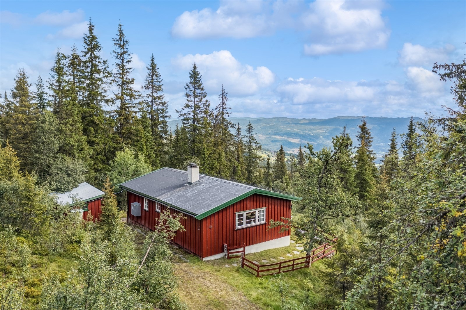 Eiendommen ligger stille og usjenert til i Uleberg Hyttelag, ca 865 moh, har normalt gode solforhold og utsikt til Bagn, Begnadalen og omliggende områder. Galleribilde