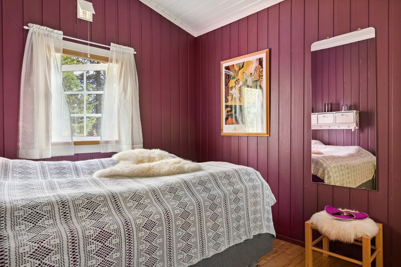 Hytta har to gode soverom, hvorav det ene rommet har plass til dobbeltseng. Galleribilde
