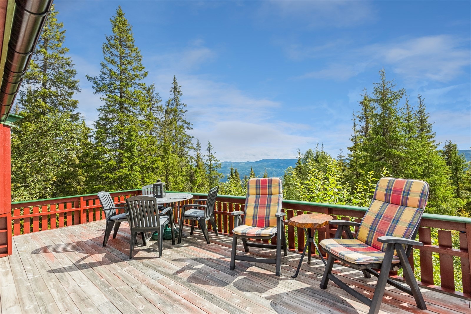 Den har en koselig naturtomt og stor terrasse, så her kan en virkelig nyte vakre sommerdager ute i det fri. Galleribilde