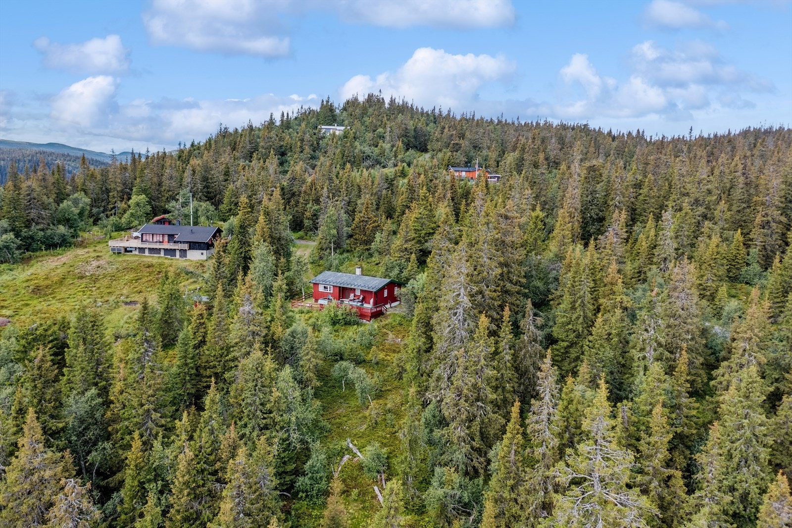 Området byr på vakkert og variert turterreng. Finn gjerne fram sykkelen og ta turen innover fjellet, gjerne over til Tisleidalen og Golsfjellet. Galleribilde