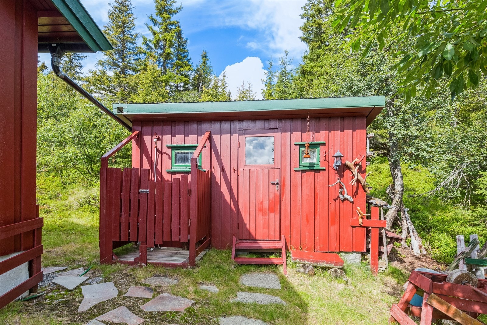 Uthusbygget har enkel standard, og inneholder utedo og uisolert vedskjul/ bod. Galleribilde