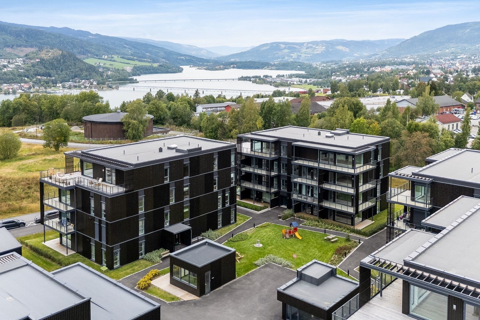 Eiendommen har en flott beliggenhet på Søre Ål med gangavstand til dagligvare, skoler og bussholdeplass med hyppige avganger til sentrum. Galleribilde