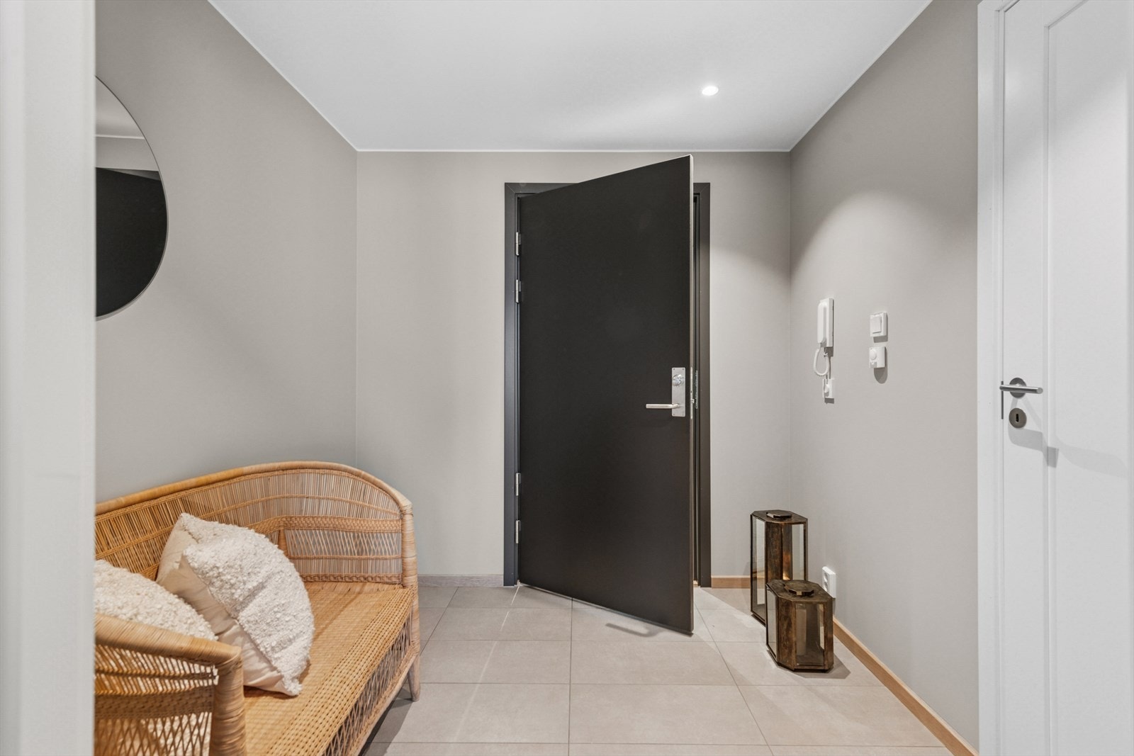 Romslig gang med flislagt gulv. Galleribilde