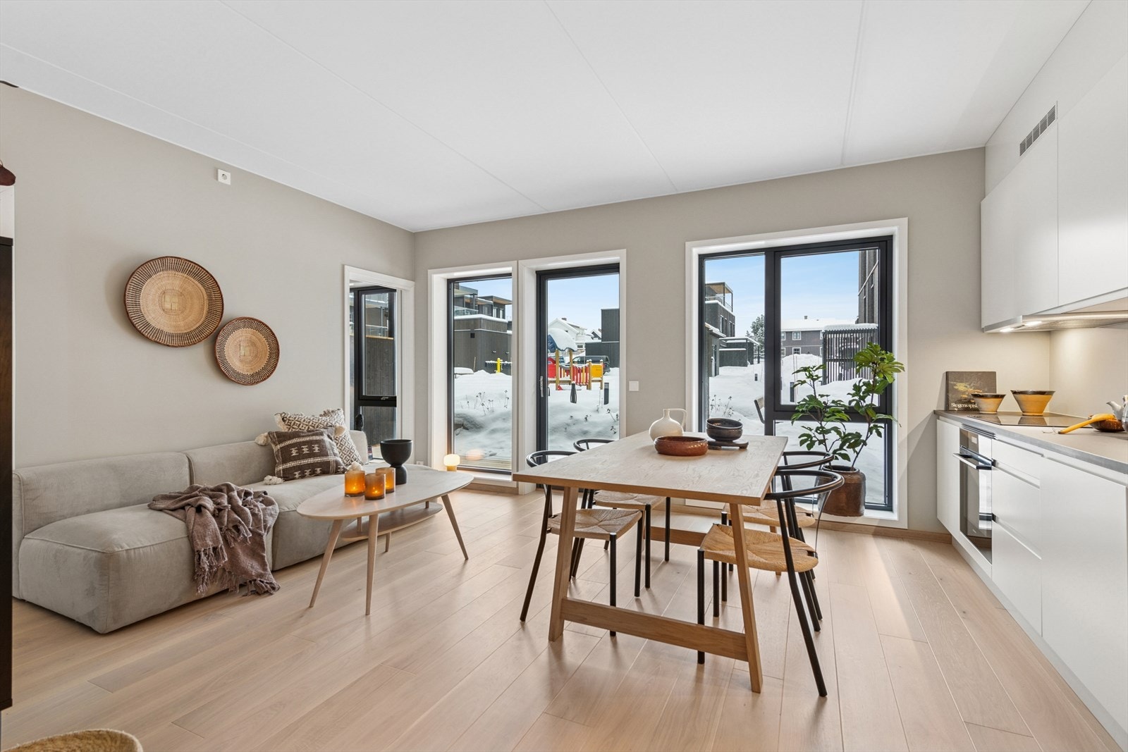 Stue og kjøkken i åpen løsning. Galleribilde