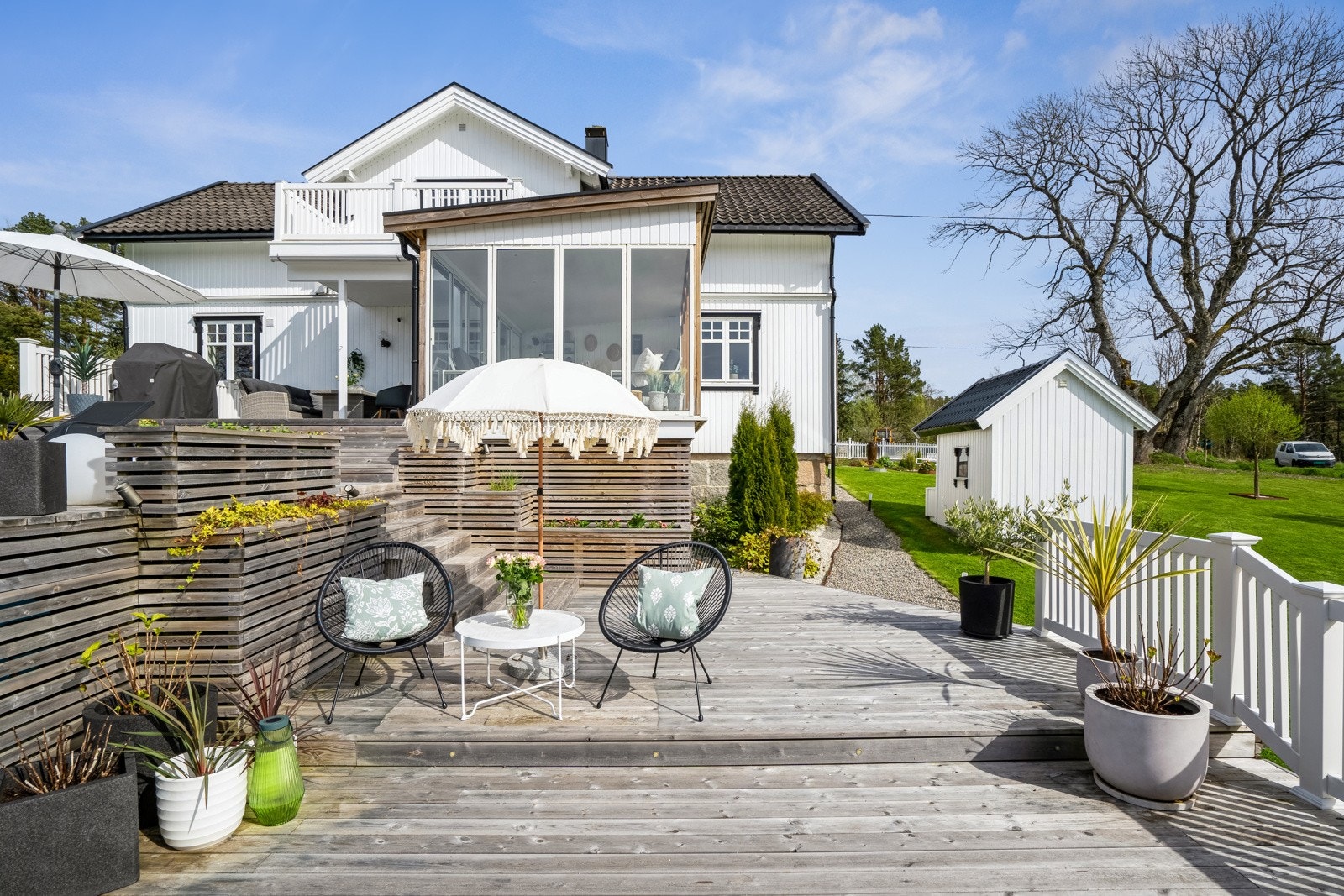 Terrassen har flere plassbygde blomsterkasser som markerer skillet mellom de ulike sonene. Galleribilde