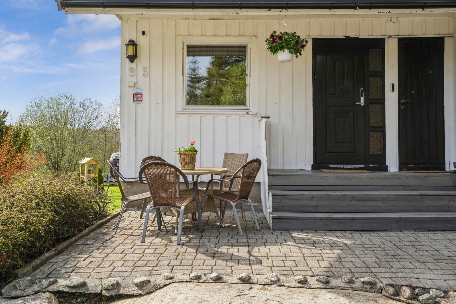 Kårboligen ligger nord på tunet, omkranset av hage og en steinsatt uteplass ved inngangen. Galleribilde