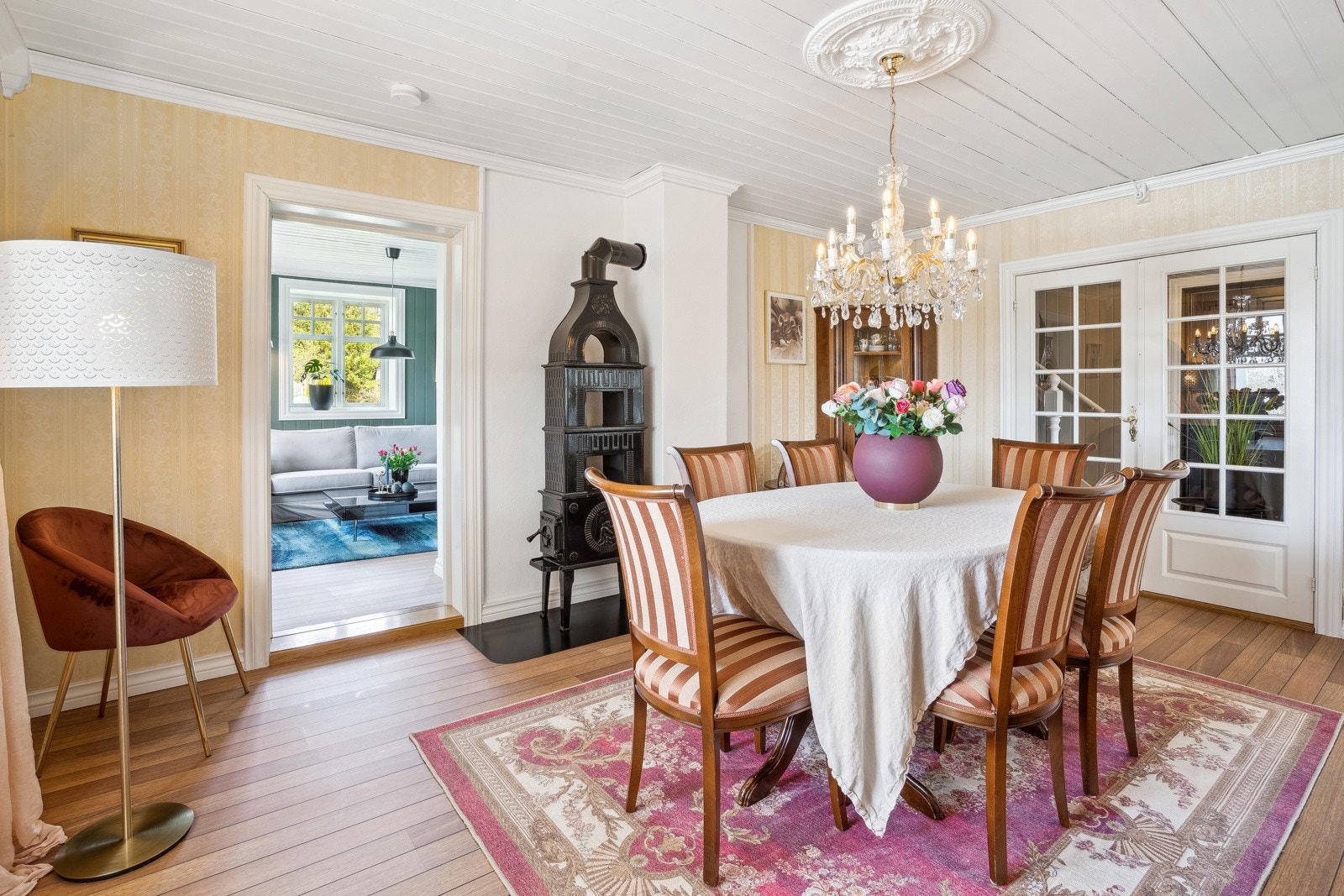 Fra spisestuen er det utgang til den flotte terrassen, samt tofløyet dør til hallen og adkomst til kjøkken og stue Galleribilde