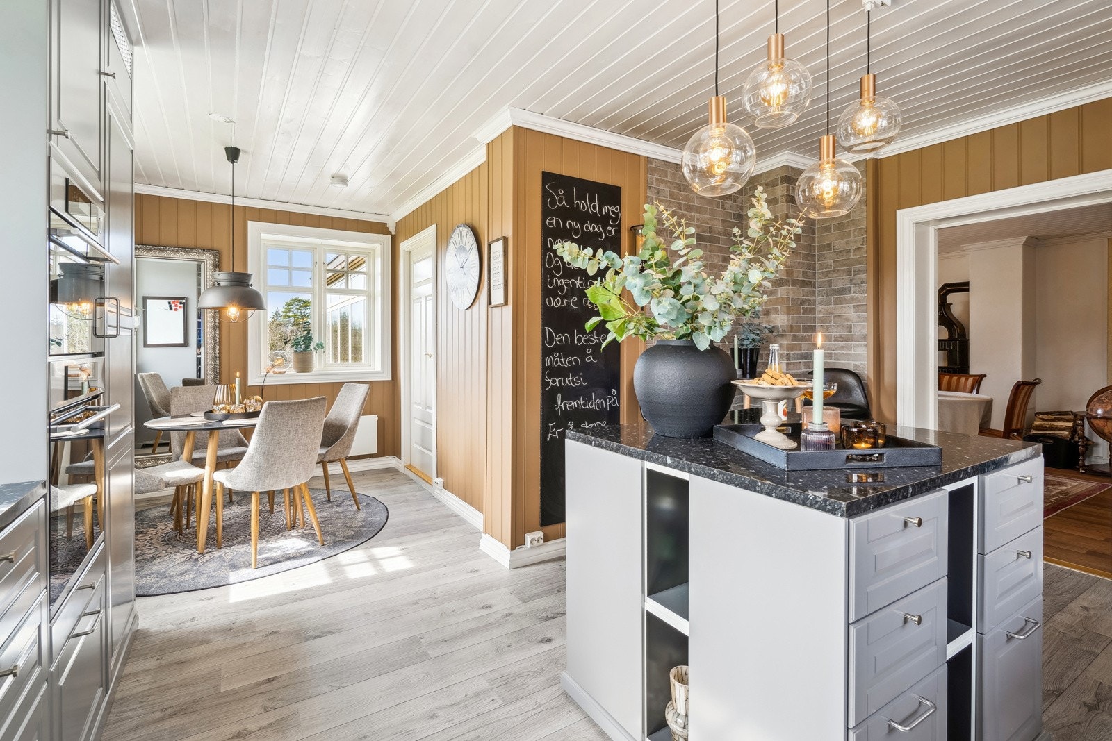 Kjøkkenet i våningshuset er lyst og luftig med integrerte hvitevarer. Galleribilde