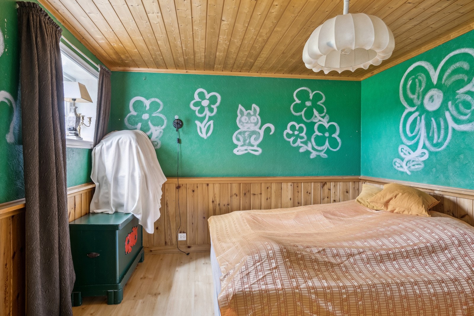 Soverommet i underetasjen i kårboligen har paneltak og brystningspanel. Galleribilde