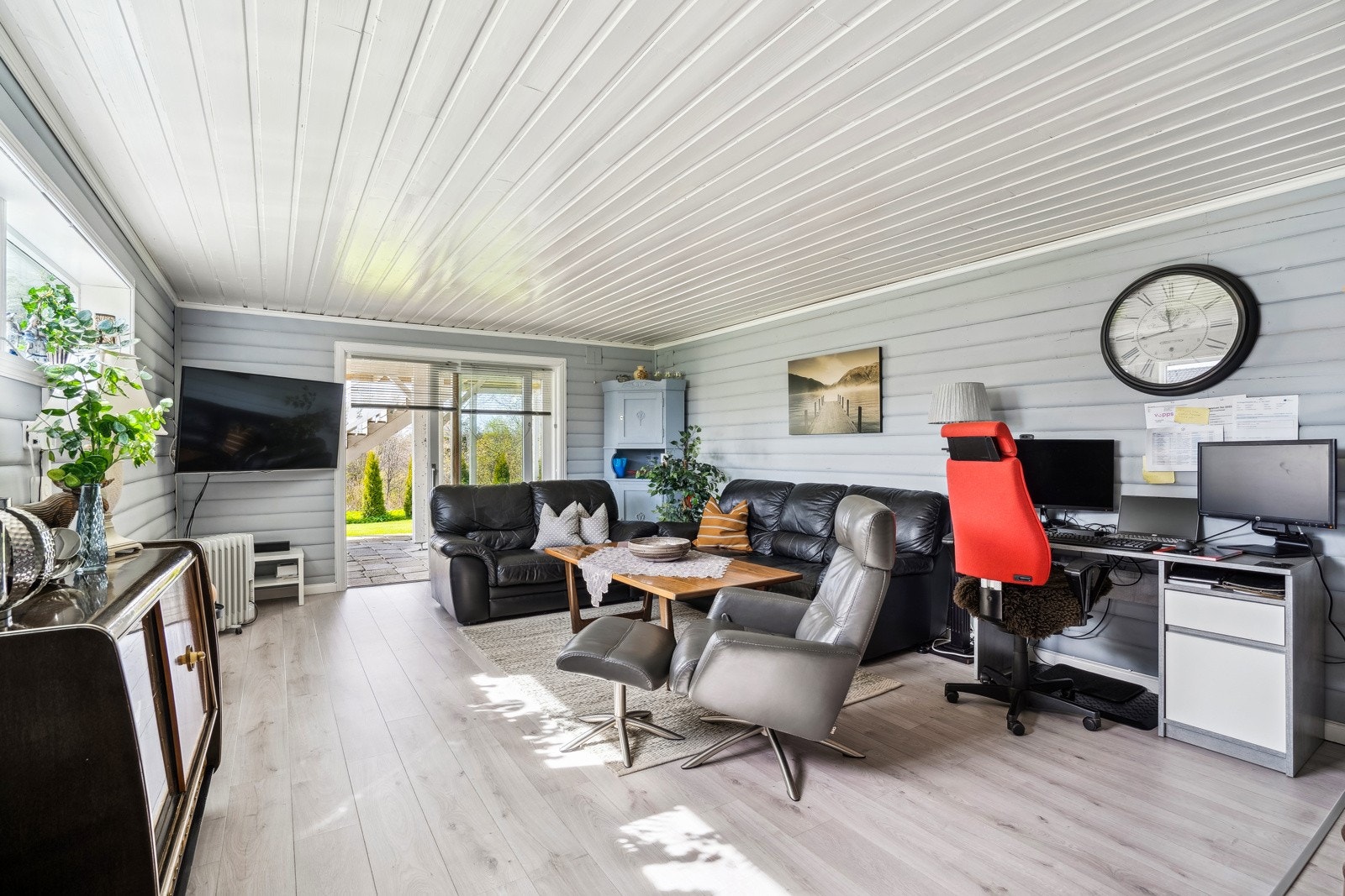 Kjellerstuen i kårboligen er romslig med utgang til en steinsatt uteplass og fin hage. Galleribilde