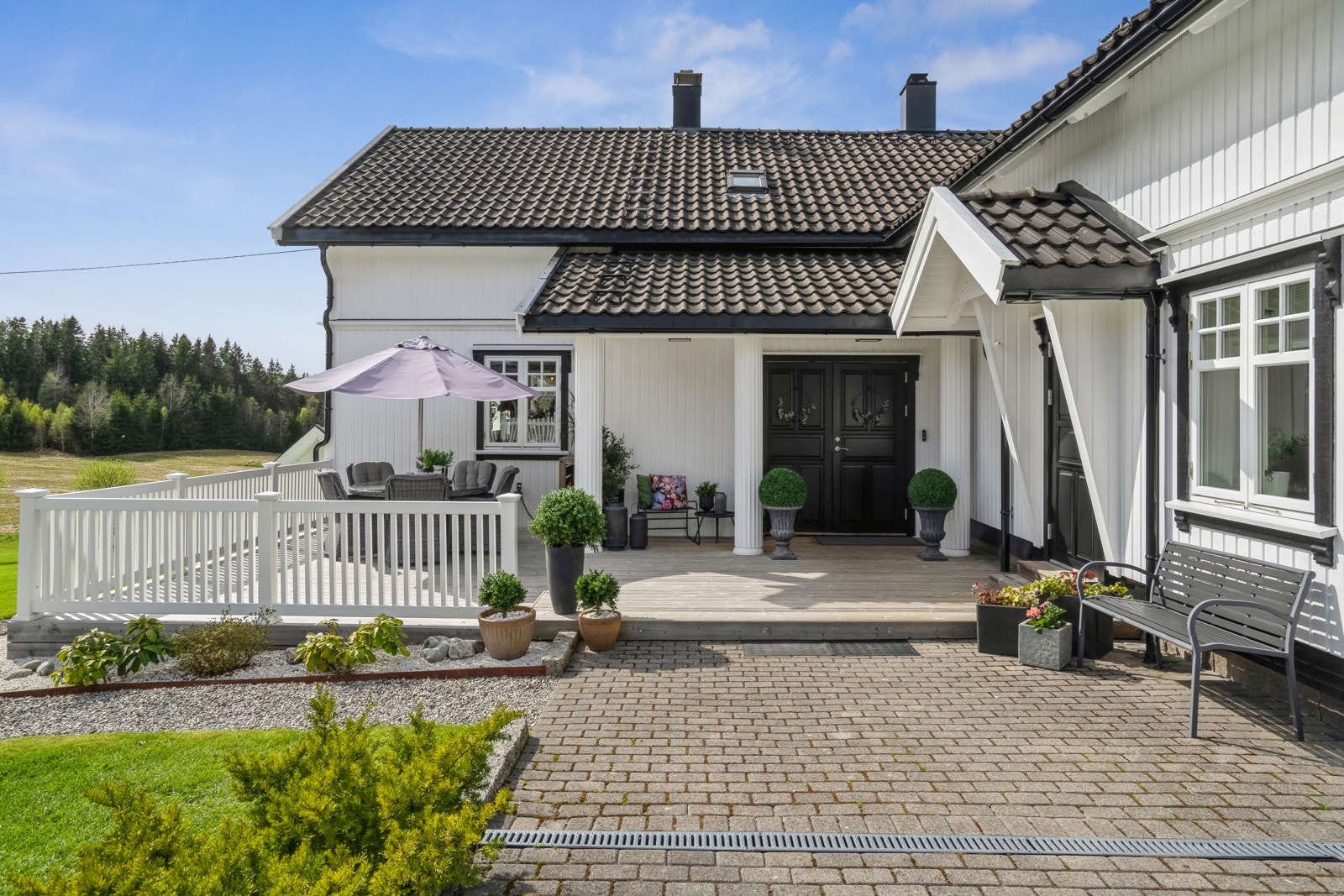 Våningshuset har en fin terrasse ved inngangen til hoveddelen og bryggerhusdelen. Galleribilde