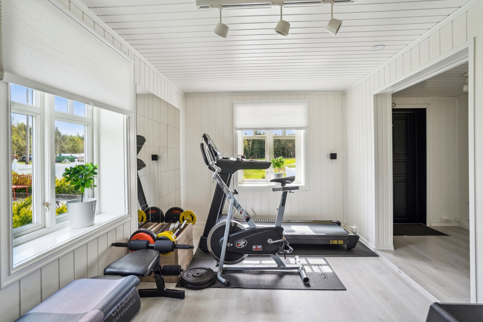 Bryggerhusdelen ble pusset opp i 2017 og har egen inngang til trimrom og en romslig bod. Galleribilde