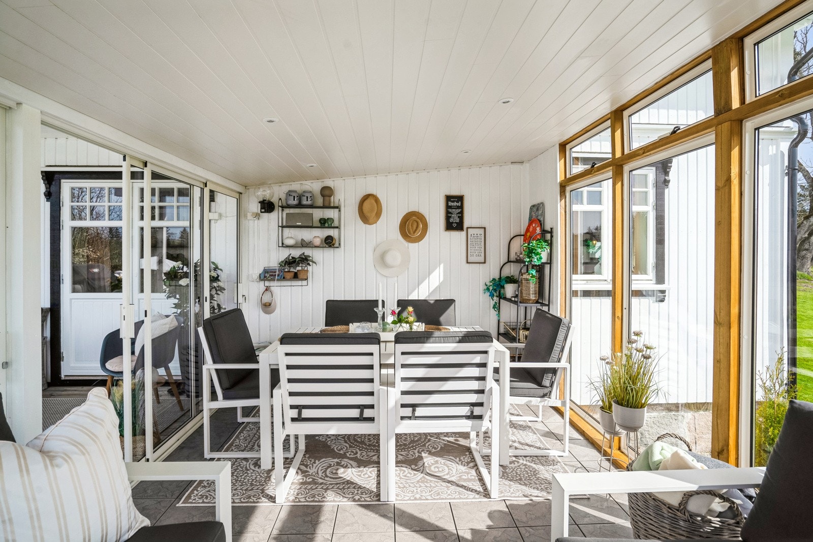 Hagestuen er fra 2022 og har et areal på ca. 15 kvm med glass på tre sider og flislagt dekke. Galleribilde