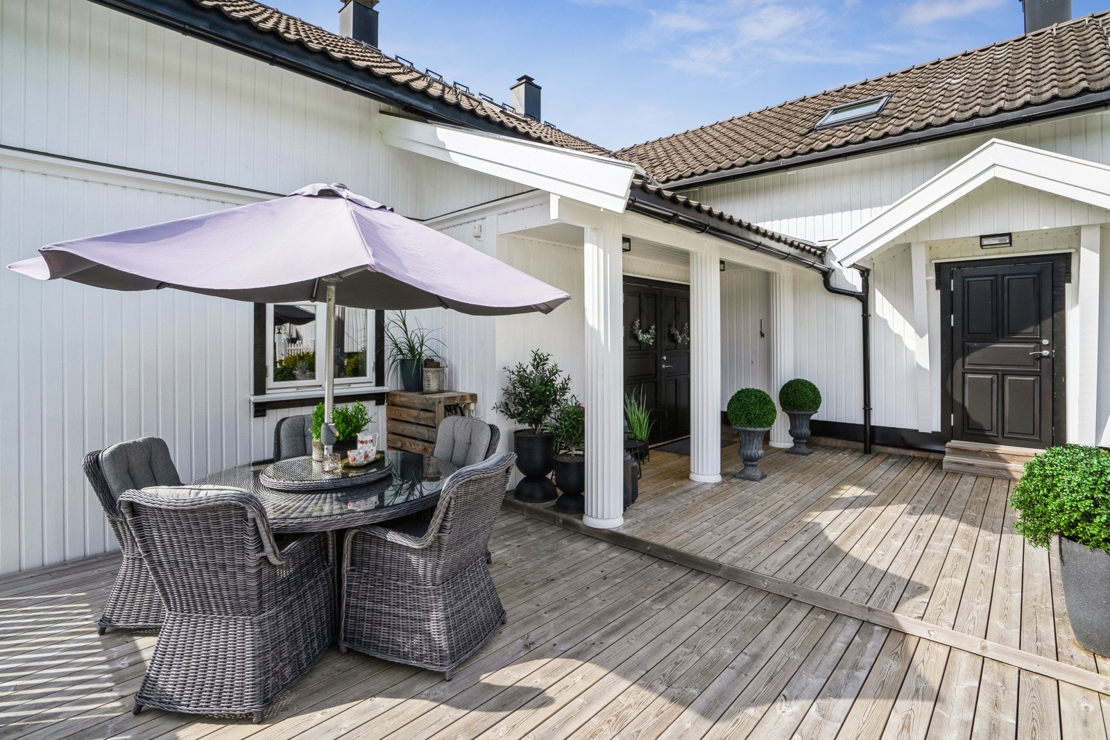 Denne uteplassen ligger sydøstvendt med overbygg og søyler ved hovedinngangen og et mindre overbygg til bryggerhus. Galleribilde