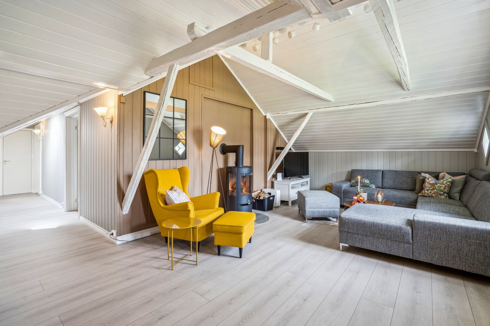 Våningshuset har en luftig loftstue med peisovn utenfor de tre soverommene og badet i andre etasje. Galleribilde