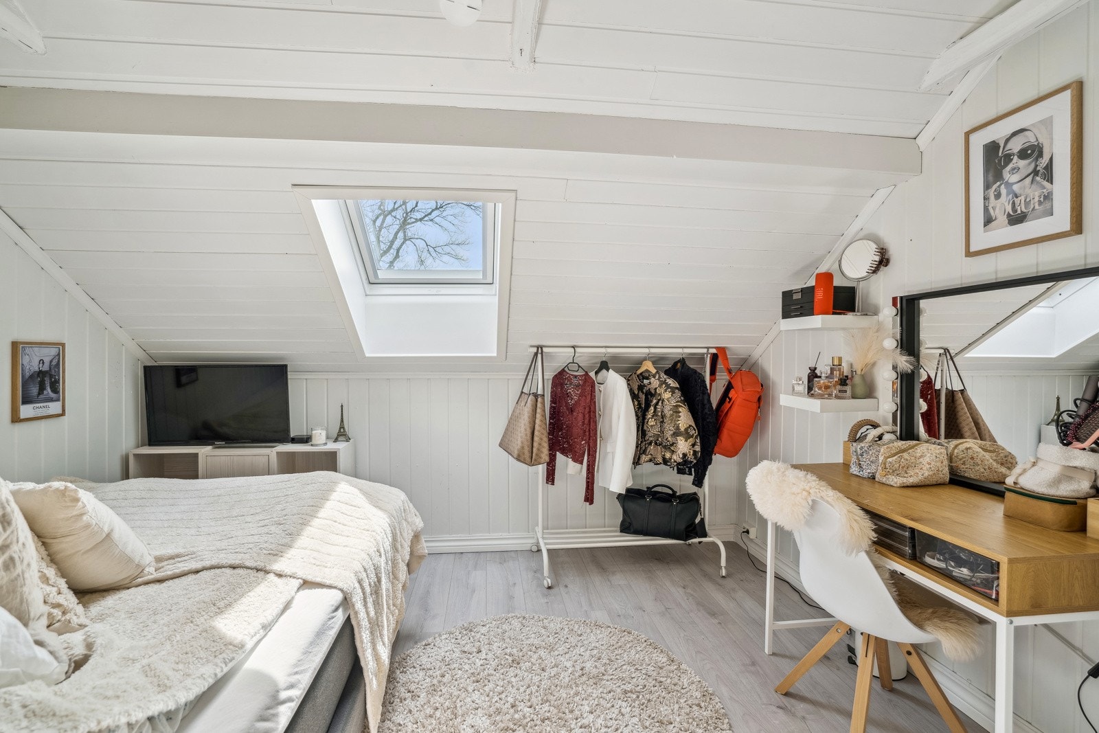 De to minste soverommene ligger over bryggerhusdelen, og det ene er utstyrt med takvindu. Galleribilde