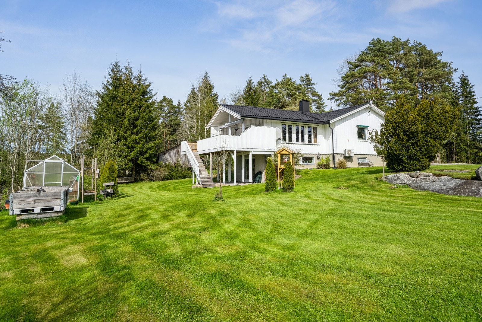 Kårboligen har et romslig areal over to plan, og omkranses av gode plenarealer. Galleribilde