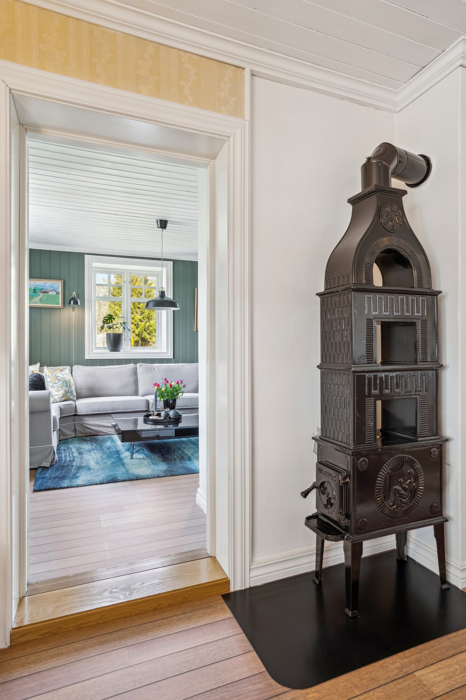 Spisestuen smykkes av takrosett og har en sjarmerende etasjeovn. Galleribilde