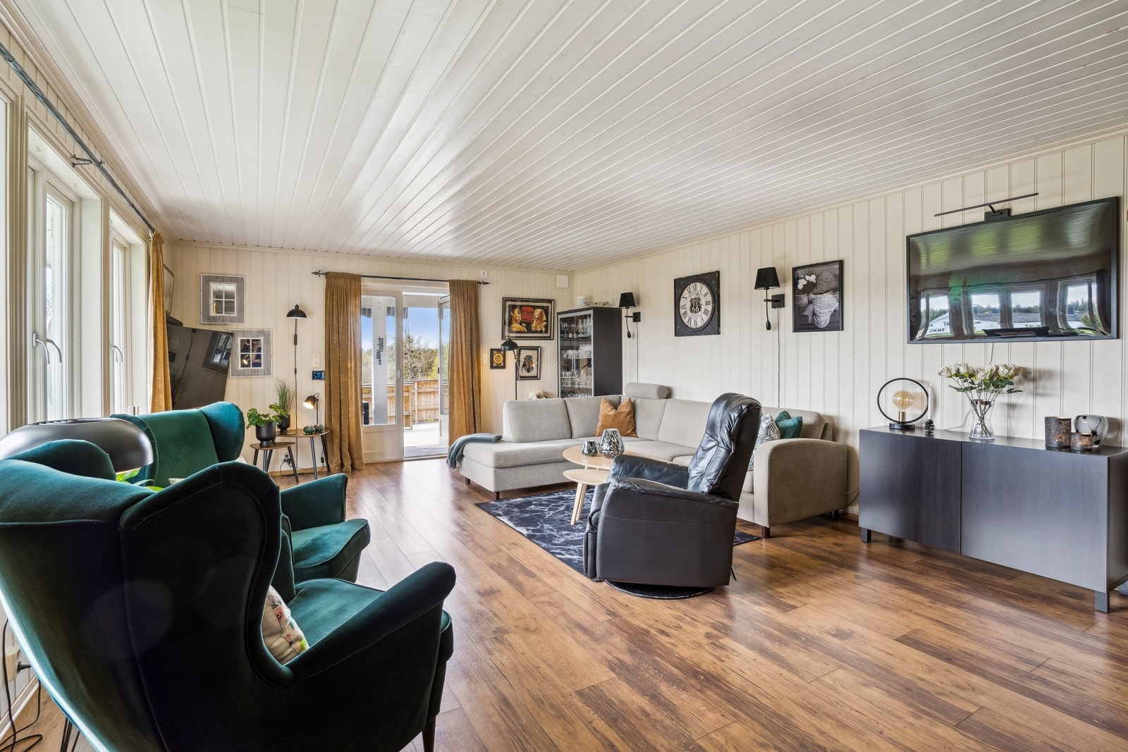 Stuen i kårboligen er lys og trivelig med utgang til veranda på 26 kvm. Galleribilde