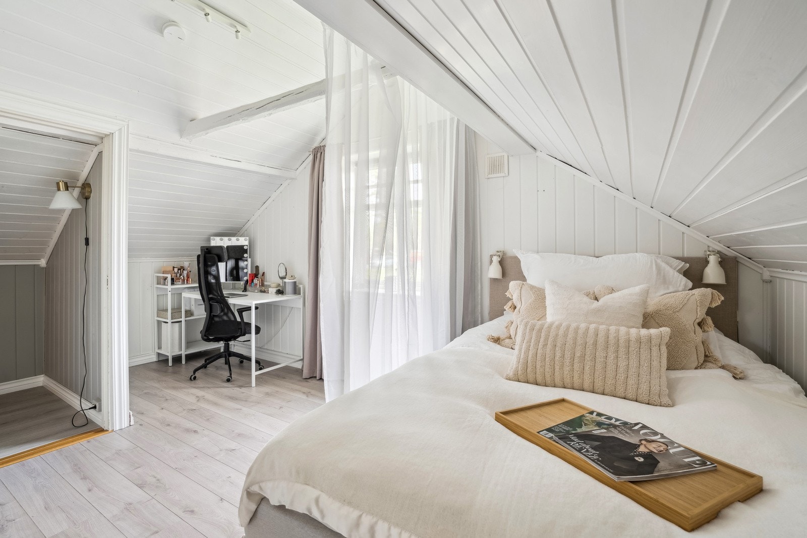 Rommene er lyse og fine med god plass til seng og garderobeløsning. Galleribilde