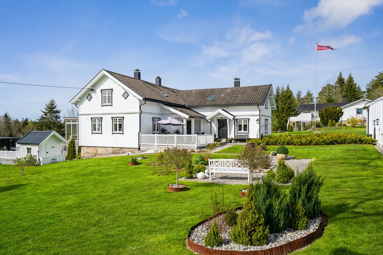 Den deilige hagen ligger sydvendt og har gode plenarealer til lek og spill. Galleribilde