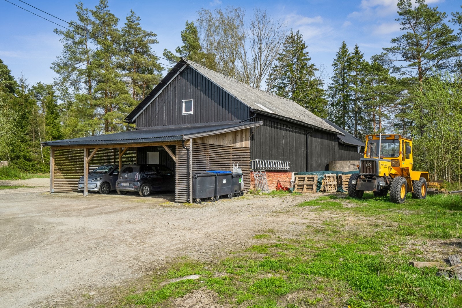 Det er montert to elbilladere i carporten i enden av vognskjulet. Galleribilde