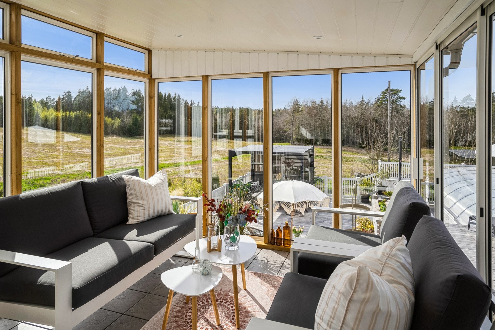 Hagestuen er lun og trivelig, en deilig uteplass som kan benyttes store deler av året. Galleribilde