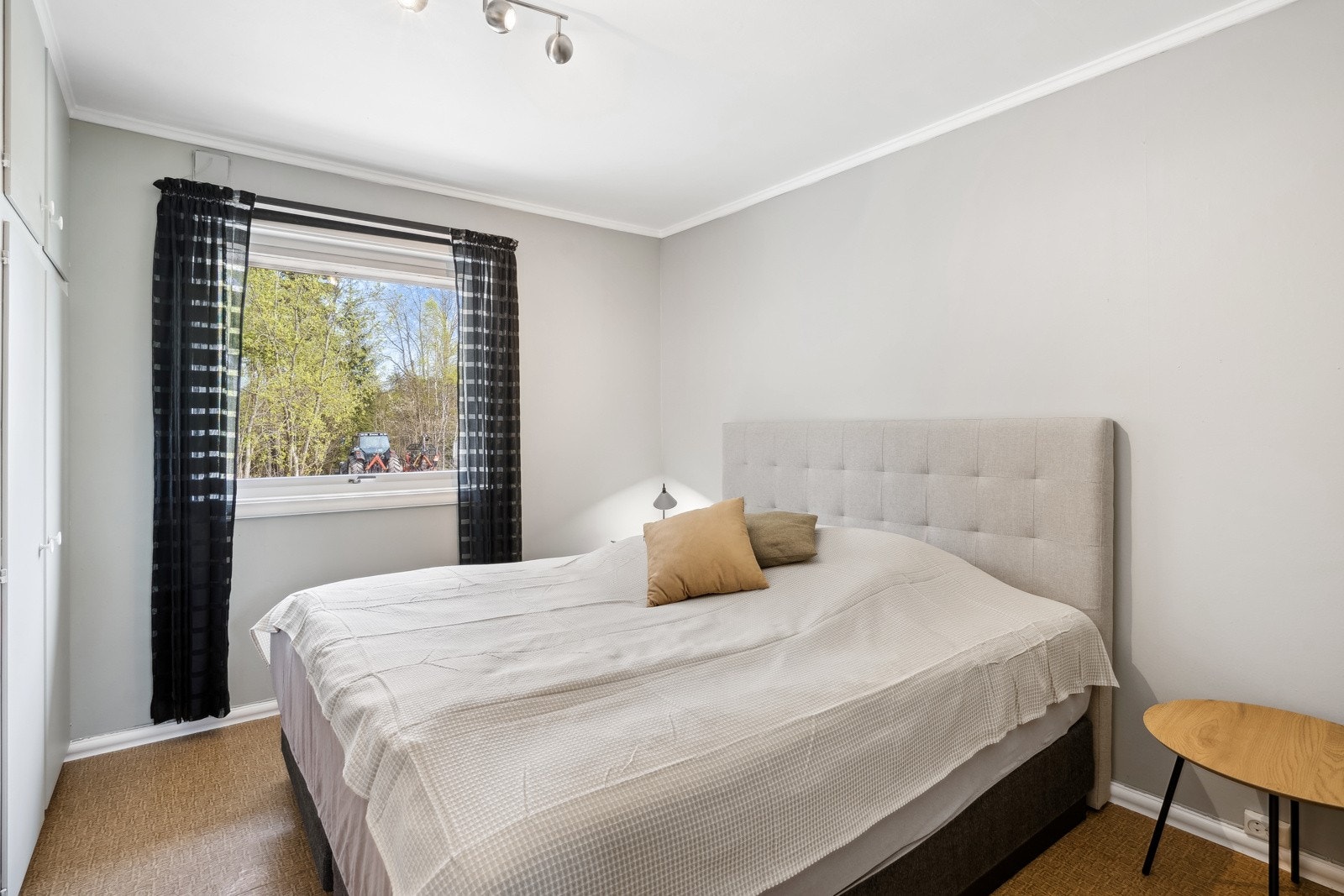 Kårboligen har to soverom i første etasje og ett i kjelleren. Dette ligger oppe og har plassbygde skap Galleribilde