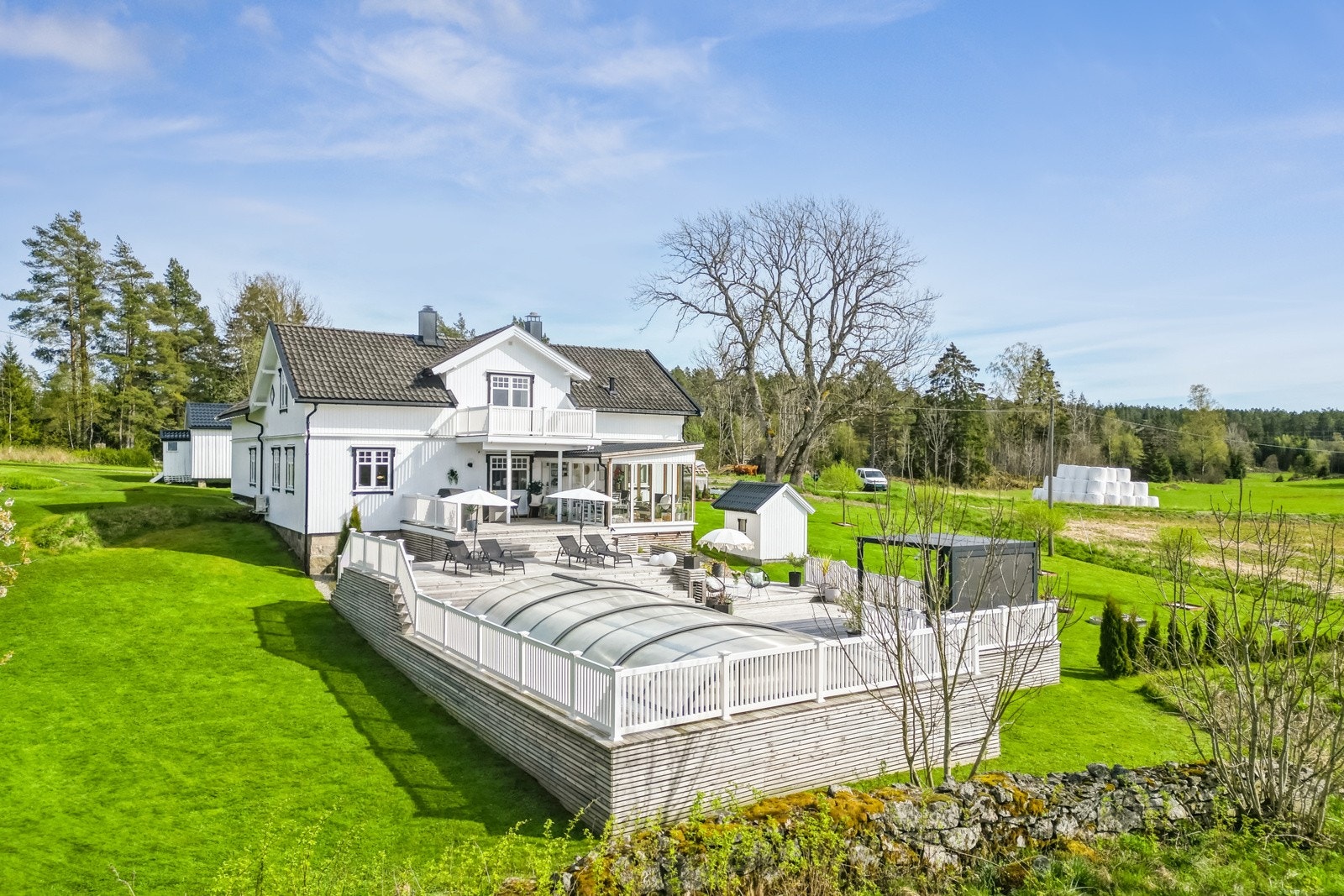 Terrassearealet ligger solrikt på vestsiden av våningshuset og har alle elementer for sommerglede. Galleribilde