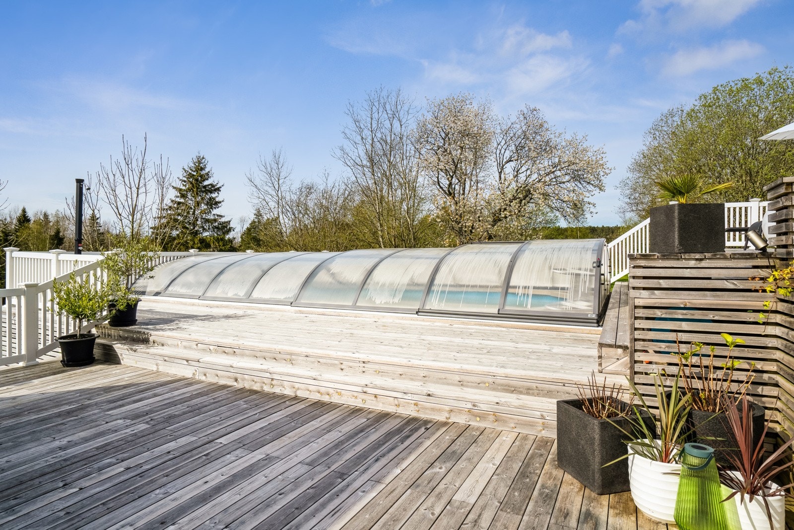 Bassenget overbygges av foldbart glasstak og er et yndet sted å tilbringe sommerdagene. Galleribilde