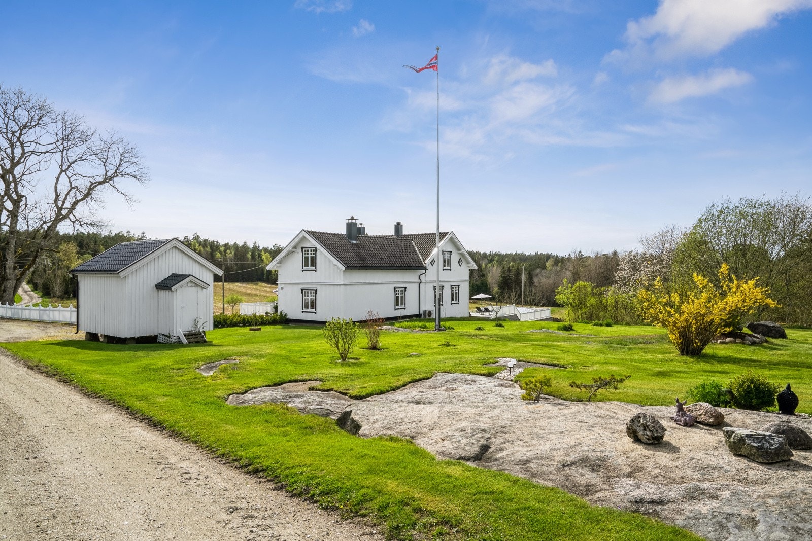 Idyllisk og velholdt gårdsbruk med historie helt tilbake til 1760. Galleribilde