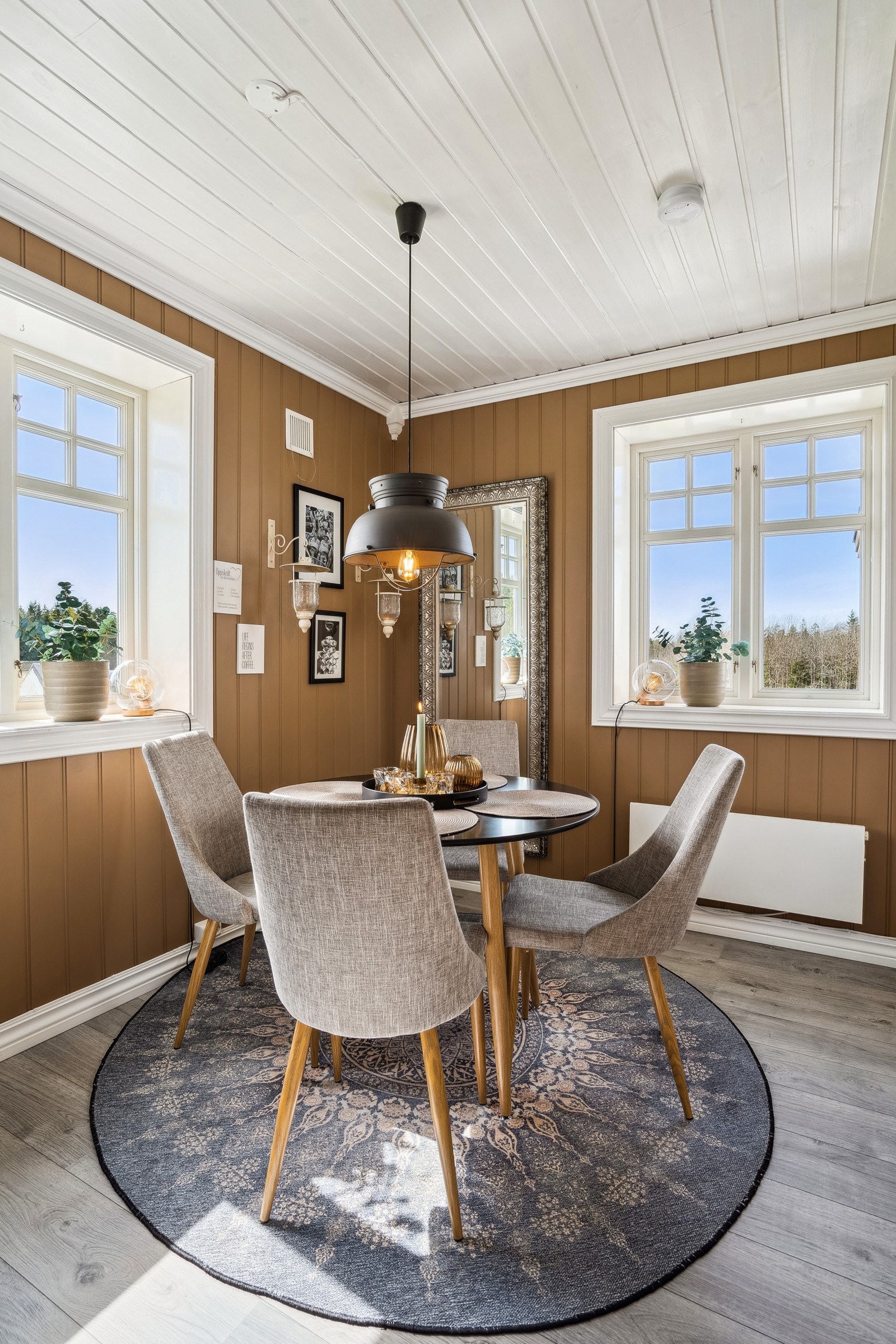 Kjøkkenet får dagslys fra tre sider og har god plass til et frokostbord. Galleribilde