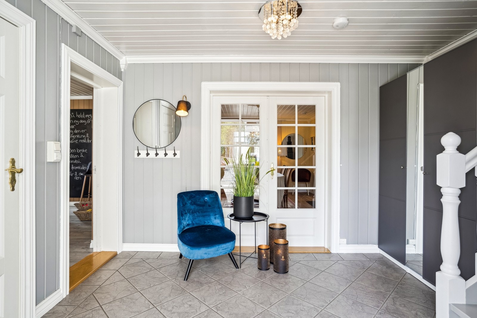 Velkommen inn i et velholdt våningshus med flislagt hall, pene overflater og garderobeskap. Galleribilde