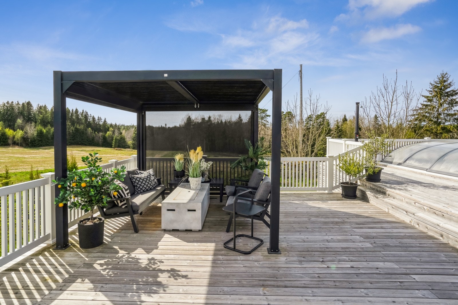 Terrassene utenfor våningshuset har et areal på ca. 175 kvm, som gir god plass til å hygge seg i solen. Galleribilde