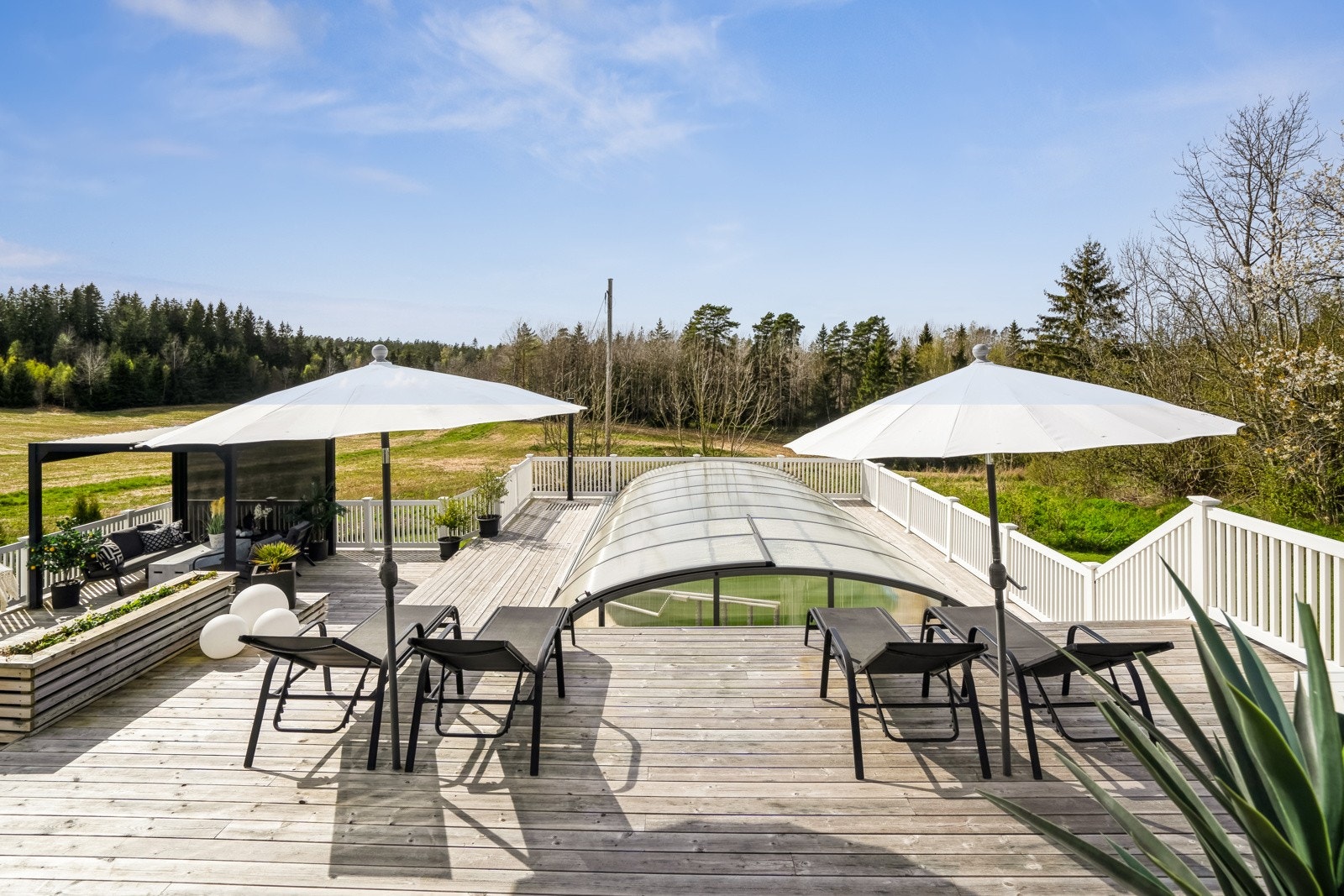 Terrassen har pergola og et deilig svømmebasseng til glede for store og små. Galleribilde