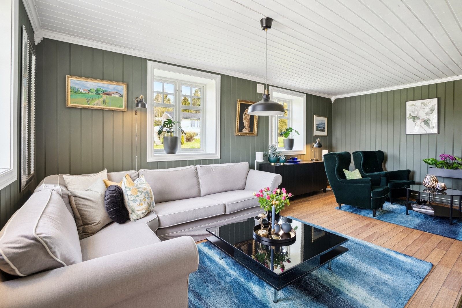 Hovedstuen i våningshuset har gode vindusflater på to sider, som gir rikelig med dagslys og landlig utsikt. Galleribilde