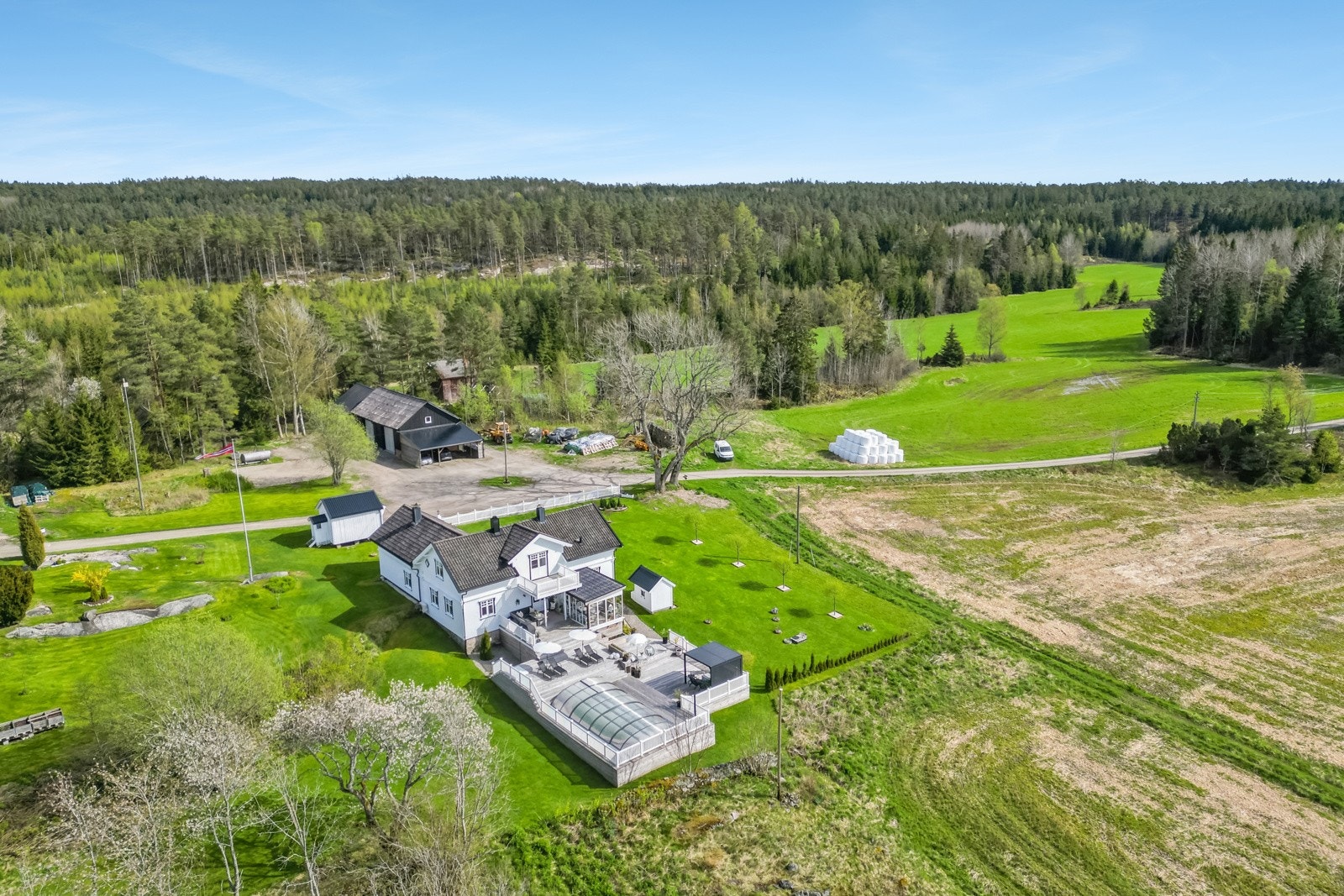 Eiendommen ligger rolig og idyllisk plassert i kulturlandskapet. Galleribilde