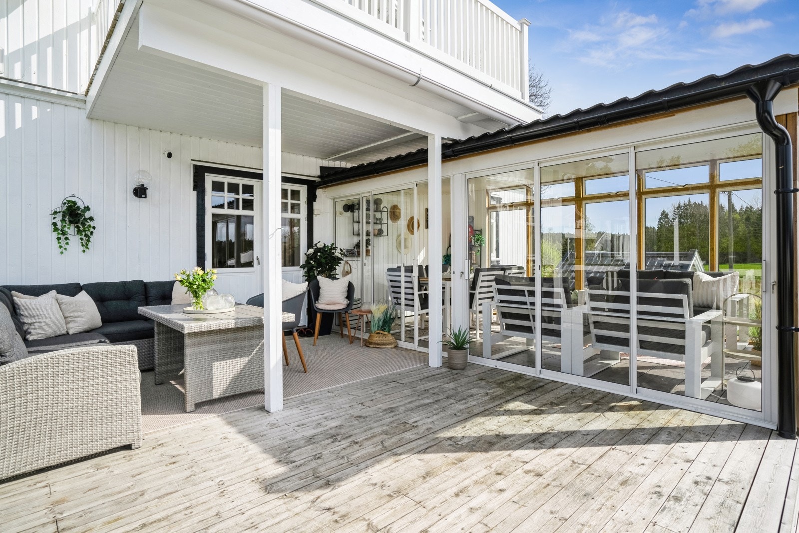 Terrassen er stor og flott med nyere hagestue fra 2022 og et møbleringsvennlig areal i flere soner. Galleribilde