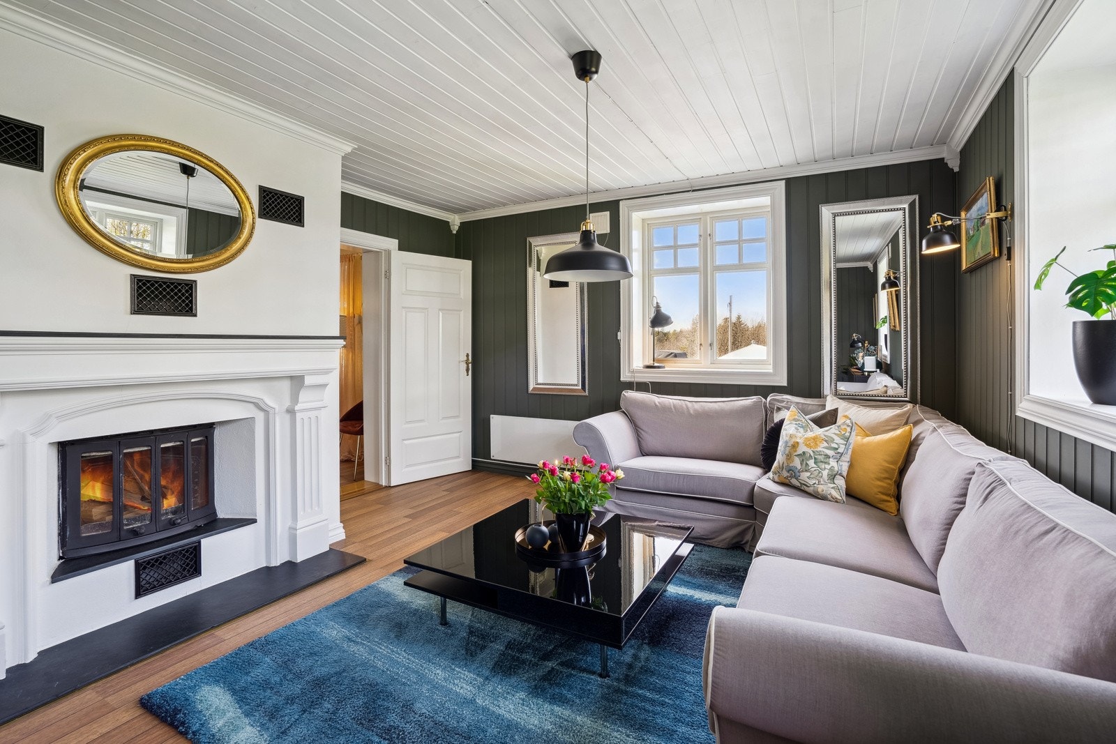 Stuen i våningshuset er romslig og lun med møbleringsvennlig areal og hygge fra en peis med glassdører. Galleribilde