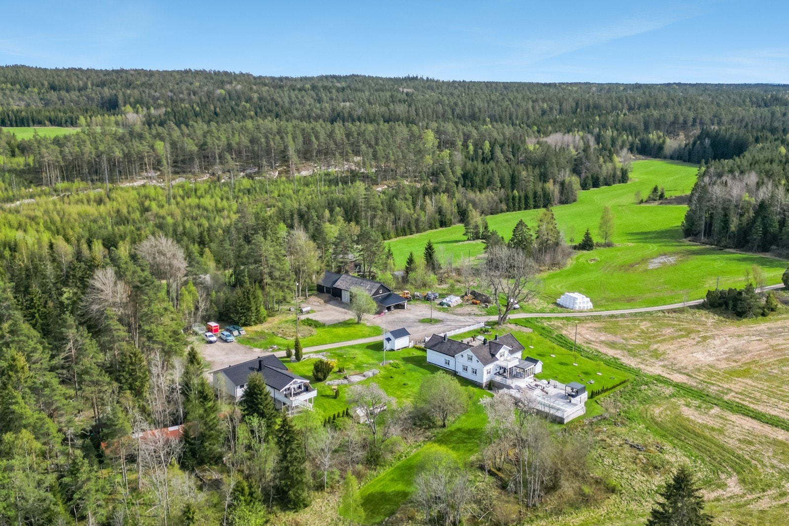 Selv om eiendommen ligger helt usjenert er det kort kjørevei til skole, butikk og påkjøringen til E6 ved Solli. Galleribilde