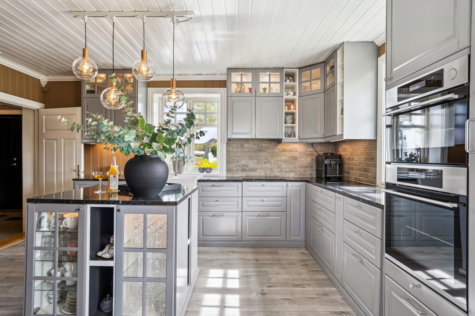 Kjøkkenet er moderne og velutstyrt, holdt i en klassisk stil som kler boligen. Galleribilde