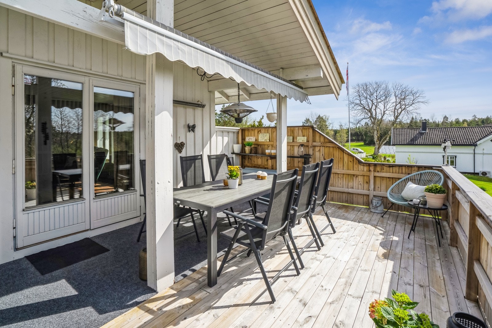 Kårboligen har en egen veranda på ca. 26 kvm, med noe overbygg, markise og trapp ned til hagen. Galleribilde