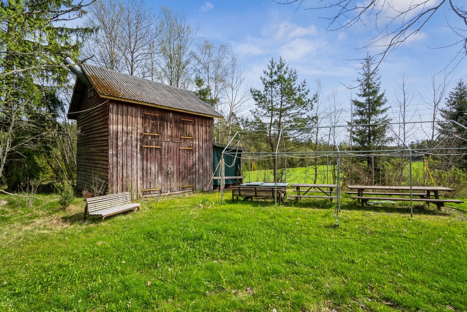 Eiendommen har flere bygg, dette er fra 1950 og innredet for sosiale sammenkomster. Galleribilde
