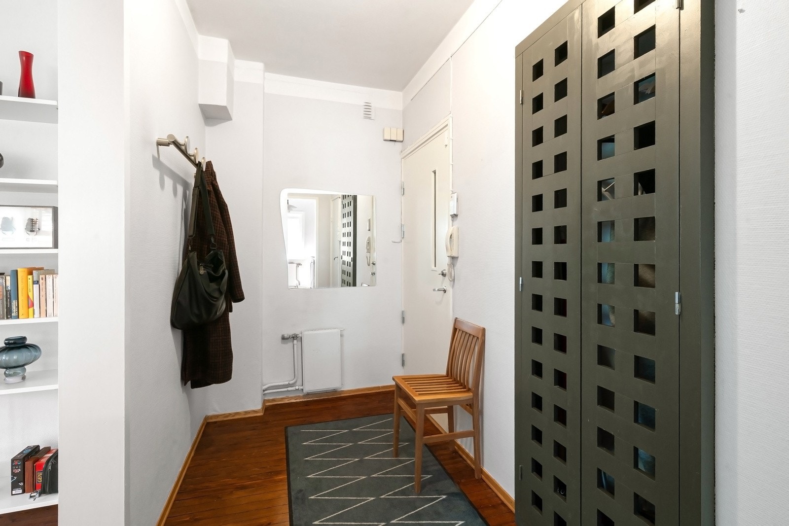 Lys entré med plass til å henge fra seg yttertøy og sette fra seg sko. Ekstra oppbevaringsmuligheter i garderobeskap. Galleribilde