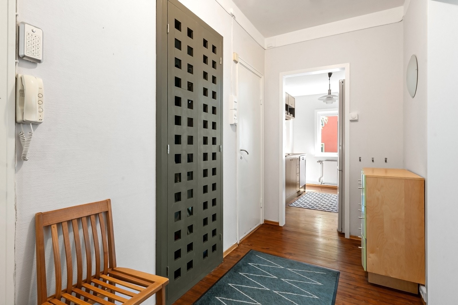 Fra entréen er det direkte inngang til kjøkkenet Galleribilde