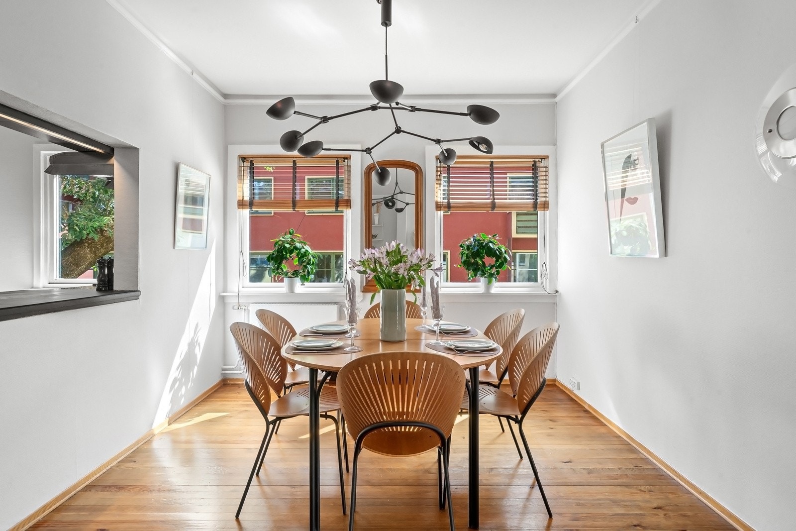 Romslig spisestue som enkelt rommer et stort spisebord - ideelt for sosiale sammenkomster Galleribilde